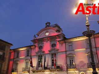 Anche il Municipio di Asti e l'ospedale (foto successiva) si sono tinti di rosa in favore della prevenzione