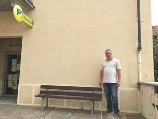 Il sindaco di Settime Musso e la facciata della casa che ospiterà il murales