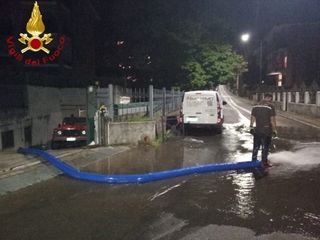 Vigili del fuoco impegnati nel prosciugamento di un'autorimessa in via Brovardi