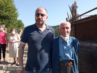 Il sindaco Rasero ritratto con il signor Bruno, 91 anni. "Coltiva un orto che è un salotto", hanno commentato gli amministratori in visita Il sindaco Rasero ritratto con il signor Bruno, 91 anni. "Coltiva un orto che è un salotto", hanno commentato gli amministratori in visita