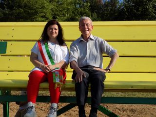 Il sindaco Tiziana Gaeta e don Valsania sulla panchina gigante