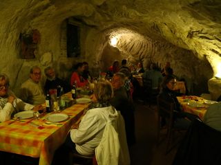 Gli ospiti della cena di Moncucco ritratti nella suggestiva grotta scavata nel tufo (foto di Luigi Rigon)