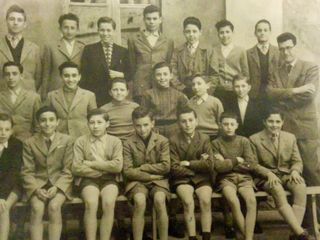 Perniola in seconda media, con i suoi compagni di classe della Brofferio, nei primi anni Cinquanta. Ultima fila in alto, quinto partendo da sinistra