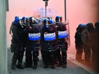 Una carica della Polizia