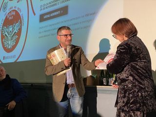 Michele Cimino di Iccom consegna un buono per un anno di connessione Internet a Elisa Bosco, autrice del miglior reel a tema #bagnacaudaday