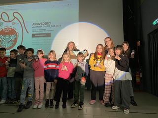 Mariagrazia Baravalle, direttore di Asti Agricoltura, consegna un cesto di prodotti alla classe 1C della Scuola Primaria Gamba di San Giulio di San Damiano