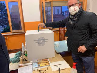 Il sindaco Rasero, come documentato con questa foto caricata sul suo profilo Facebook, si è recato al seggio all'apertura