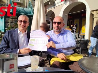 Il consigliere Berzano e il sindaco Rasero con tra le mano il prospetto di introiti derivanti dal provvedimento