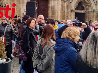 Una curiosa immagine del sindaco Rasero, improvvisatosi 'portantino' per sollevare uno degli autoparlanti posizionati nella piazza colma di studenti