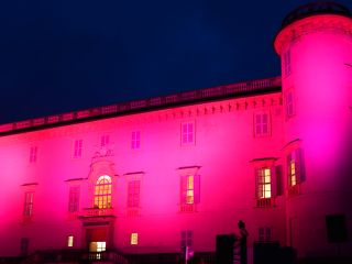 Il castello di Costigliole illuminato di rosso in occasione della scorsa edizione della manifestazione