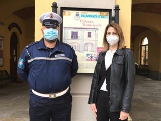 Il sindaco Anna Macchia con l'ispettore Matteo Nivino