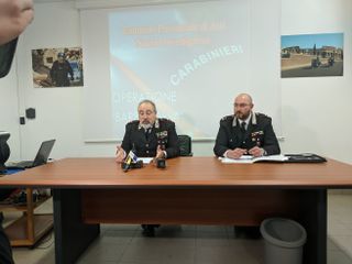 Il colonnello Bernardino Vagnoni e l'allora maggiore Lorenzo Repetto, all'epoca rispettivamente Comandante provinciale dell'Arma e responsabile del Nucleo Operativo dell'Arma astigiana, ritratti nel corso della conferenza stampa del maggio 2018