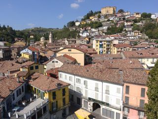 Una bella immagine panoramica di Canelli