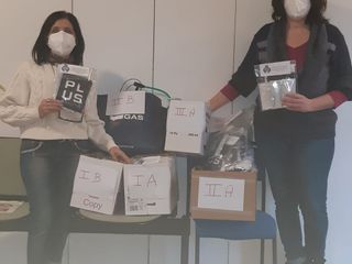 Sindaco e dipendente comunale, che si è occupata del confezionamento