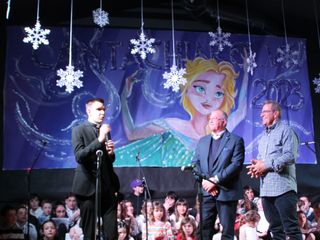 Don Emanuele con il sindaco di Piovà e l'organizzatore della manifestazione