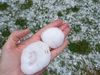 La grandine a Calliano - foto di Rossella da Dati Meteo Asti