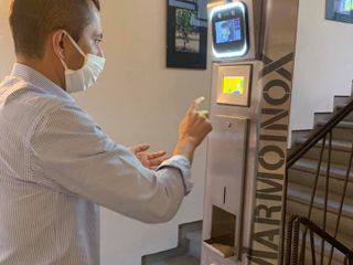 Gabusi di fronte a un termoscanner Gabusi di fronte a un termoscanner