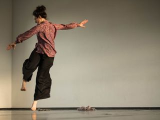 La pillola di danza ‘Guardasenti’ di e con Amina Amici