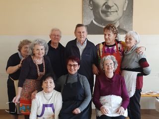 Le "mitiche" cuoche, prima di iniziare la meritevole opera, posano insieme al rag. Gianni Varese (1° da sinistra), segretario dell'Unione exallievi di don Bosco ed a don Roberto (delegato spirituale dell'Unione) Le "mitiche" cuoche, prima di iniziare la meritevole opera, posano insieme al rag. Gianni Varese (1° da sinistra), segretario dell'Unione exallievi di don Bosco ed a don Roberto (delegato spirituale dell'Unione)
