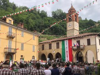 La piazza del Comune di Vesime invasa dalla penne nere per la “XXXI Festa della Sezione di Asti”
