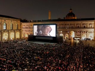 Bologna, piazza Maggiore gremita per l'anteprima del film restaurato