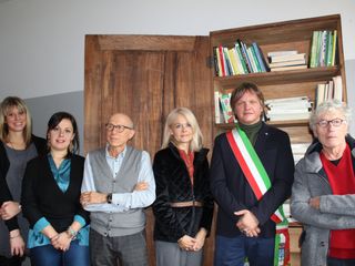 Le autorità presenti all'inaugurazione della piccola biblioteca