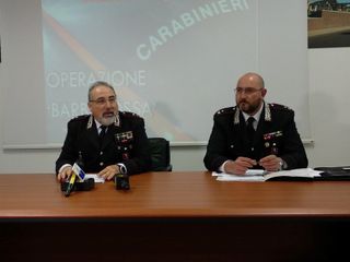 Il tenente colonnello Bernardino Vagnoni, nel maggio scorso comandante dei carabinieri di Asti, ritratto con il maggiore Lorenzo Repetto durante la conferenza stampa nel corso della quale è stata illustrata l'operazione