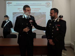Il comandante con il capitano Alessandro Guglielmo, di ritorno al Comando dopo un periodo di lavoro all'estero