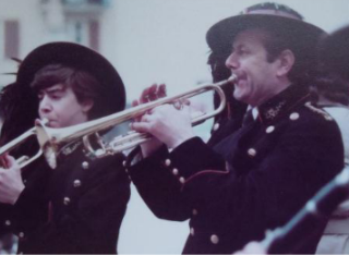 Il Maestro Bezzo ritratto, in immagine d'archivio, con l'allora giovanissimo figlio Guido