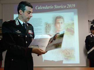 Il comandante Breda mentre illustra il calendario ai giornalisti