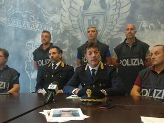 Un momento della conferenza stampa, del settembre scorso, organizzata per annunciare gli arresti. Al centro della foto il capo della Squadra Mobile, Loris Petrillo, e alla sua destra il capo di Gabinetto della Questura Stefano Ceveriati Un momento della conferenza stampa, del settembre scorso, organizzata per annunciare gli arresti. Al centro della foto il capo della Squadra Mobile, Loris Petrillo, e alla sua destra il capo di Gabinetto della Questura Stefano Ceveriati