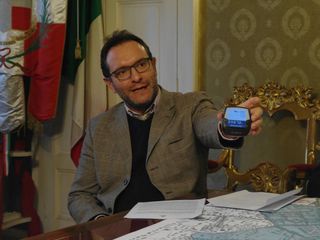 Marcello Coppo, appassionato di bici, mostra quanti km ha percorso rinunciato spesso all'auto
