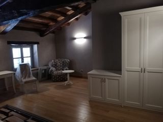 Scorci delle stanze realizzate nel castello e lavori in corso al Bricco Lù