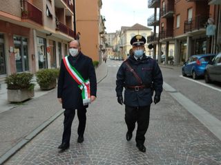 Il sindaco di Costigliole d'Asti, Enrico Alessandro Cavallero, e il comandante della Stazione carabinieri in due momenti della mattinata