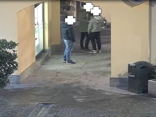 Lo spaccio avveniva anche in pieno centro, come dimostra questa immagine relativa piazzetta Italia