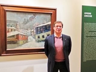 Filippo Ghisi, direttore della Fondazione Asti Musei, ritratto di fronte ad una delle opere di Chagall in mostra