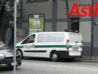 Il furgone degli agenti della Municipale intervenuti per rilevare l'indicente di corso don Minzoni