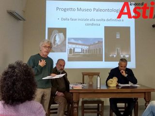 Miroglio con alle spalle Carlo Alberto Goria, presidente del Distretto Paleontologico dell'Astigiano e del Monferrato