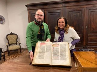 Il sindaco Rasero e dott.ssa Barbara Molina, direttrice dell'Archivio Storico, ritratti con il Codex
