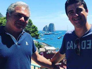 Il regista Roberto Gasparro ritratto con Franco Neri, celebre cabarettista con cui il regista ha collaborato in passato (foto tratta dal profilo Facebook del regista)