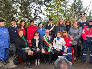 L'inaugurazione della panchina costigliolese dedicata alla memoria di Elena. Seduti, da sinistra a destra, il questore di Asti Alessandra Faranda Cordella, la vice sindaca di Costigliole Tanya Arconi, il sindaco di Costigliole Enrico Alessandro Cavallero e la mamma di Elena Ceste
