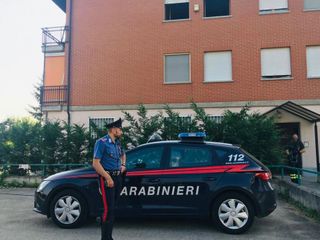 Altri scatti inerenti il tragico episodio. L'appartamento in cui si è verificato il fatto è quello con le finestre aperte