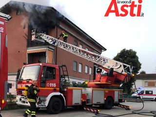 Un momento dell'intervento di spegimento dell'incendio