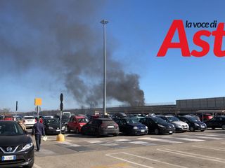 La densa colonna di fumo generata dall'auto in fiamme, visibile dal parcheggio del centro commerciale &quot;Nuovo Borgo&quot;