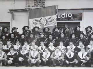 Foto di gruppo per la banda "La Bersagliera" a una festa di leva ann '50 Foto di gruppo per la banda "La Bersagliera" a una festa di leva ann '50