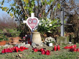 Scarpette rosse, simbolo delle donne vittime di violenza