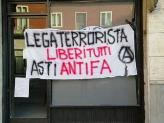 Lo striscione apposto nel corso della notte Lo striscione apposto nel corso della notte