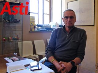L'architetto Pascolati fotografato nel suo studio professionale