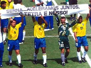 I calciatori del Brasile, campione del mondo 1994, con lo striscione dedicato a Senna