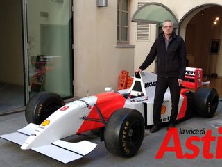 L'architetto Pascolati, curatore della mostra, ritratto a Palazzo Mazzetti con la McLaren MP4/8 che Senna guidò nel corso del campionato del mondo di Formula 1 del 1993
